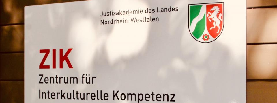 Eingangsschild des Zentrums für Interkulturelle Kompetenz der Justiz NRW. 