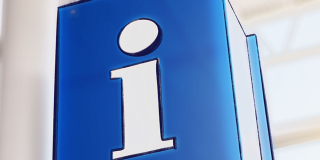 Illustration eines Informationsschildes mit dem kleinen Buchstaben "i" vor blauem Hintergrund.