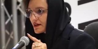 Zarifa Ghafari spricht in ein Mikrofon