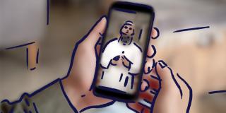 Zwei Hände halten ein Handy und auf dem Display ist ein muslimischer Prediger sichtbar