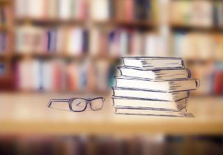 Illustration eines Bücherstapels und einer Brille vor einer Bücherwand.