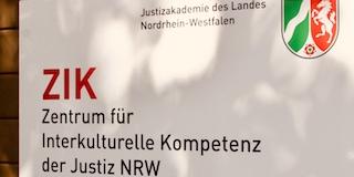 Eingangsschild des Zentrums für Interkulturelle Kompetenz der Justiz NRW.
