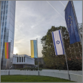 Flaggen (NRW, Ukraine, Israel, Europa) vor dem RWI-4-Gebäude
